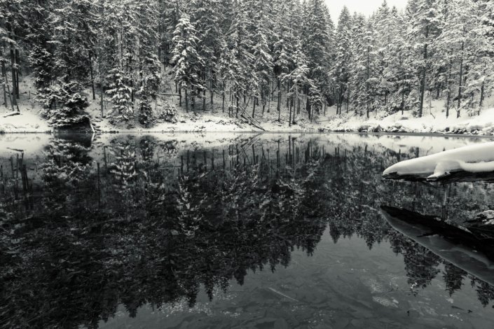 Reflektionen im Winter am Eibsee bei Grainau